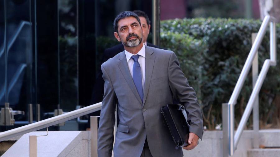 El major dels Mossos d'Esquadra, Josep Lluís Trapero, surt de l'Audiència després de prestar declaració com investigat per sedició davant la Fiscalia de l'Audiència Nacional