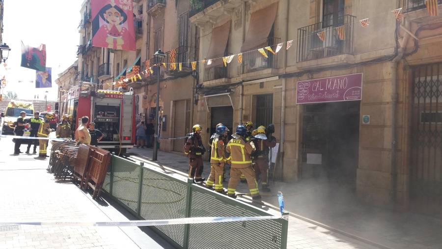 Cinco dotaciones de bomberos han acudido al restaurante tras recibirse el aviso. Foto: Àngel Juanpere