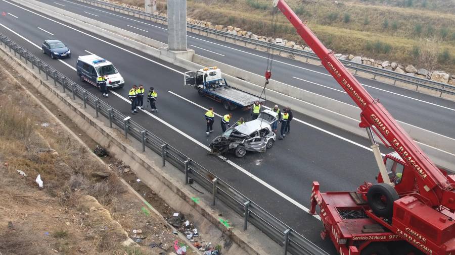 La grúa, retirando el vehículo accidentado, en el que iban las dos víctimas mortales. Foto: Àngel Juanpere/DT