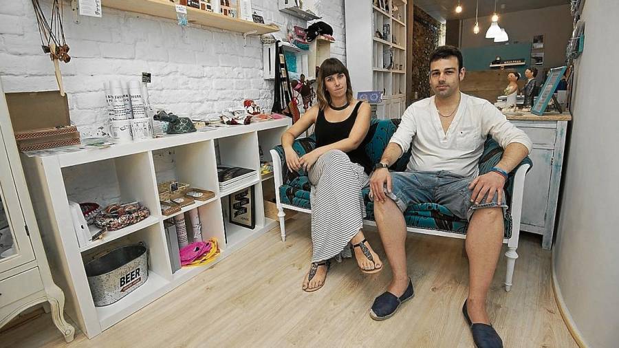 Sara y Francesc Ismael, propietarios de Wakapaka, ayer en su tienda de Tortosa. Foto: Joan Revillas