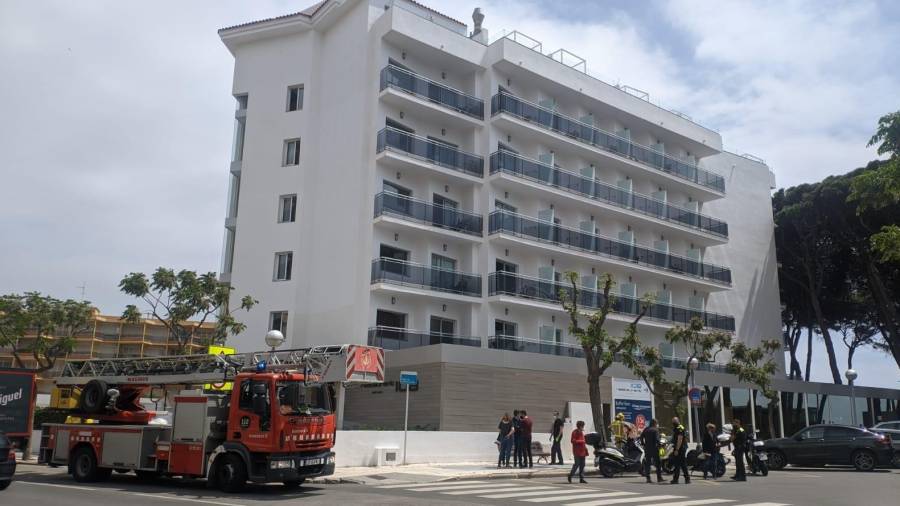 El incendio se ha producido en la cocina del hotel, en la avenida Pau Casals de La Pineda. FOTO: DT