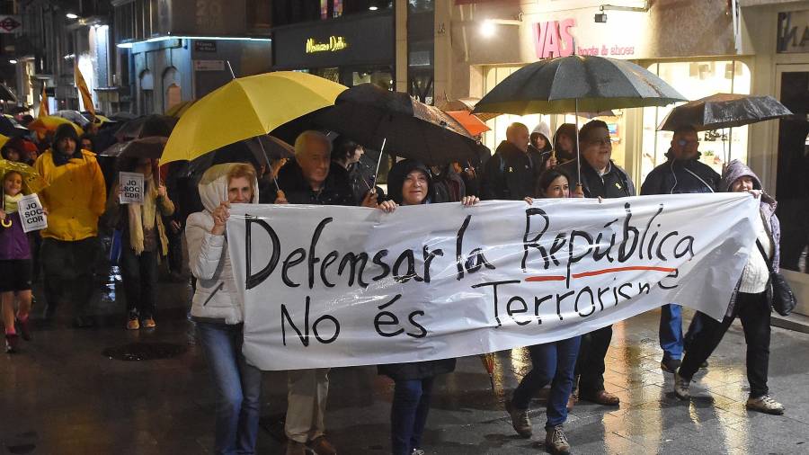 El CDR de Reus ha reunido a unas 300 personas en una manifestaci&oacute;n de protesta que acab&oacute; en el cuartel de la Guardia Civil. FOTO: A. Gonz&aacute;lez