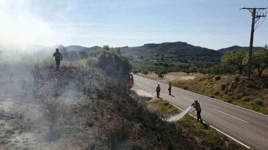 Els bombers durant l'extinció del foc. Foto: Bombers de la Generalitat