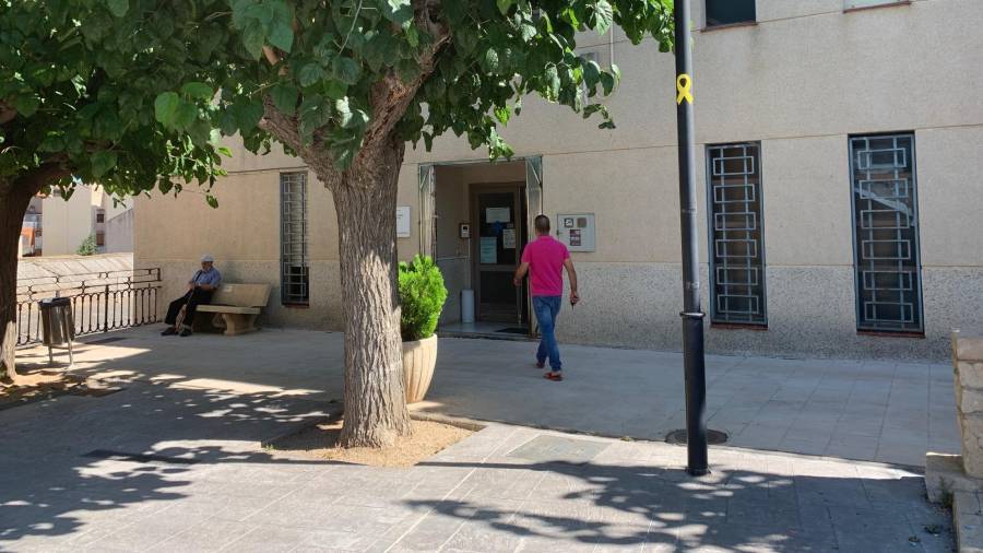 El consultori mèdic de l’Espluga de Francolí es troba ubicat a la plaça de Sant Isidre. Les obres s’estan duent a terme a l’interior des del mes de maig i finalitzaran els propers dies. FOTO: J.G.