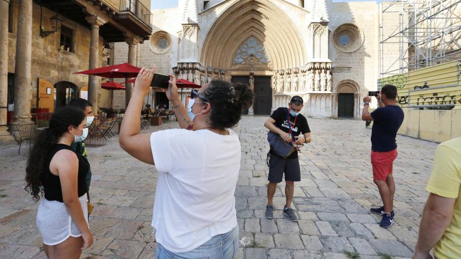 Un grupo de turistas, ayer junto a la Catedral de Tarragona. FOTO: pere ferré