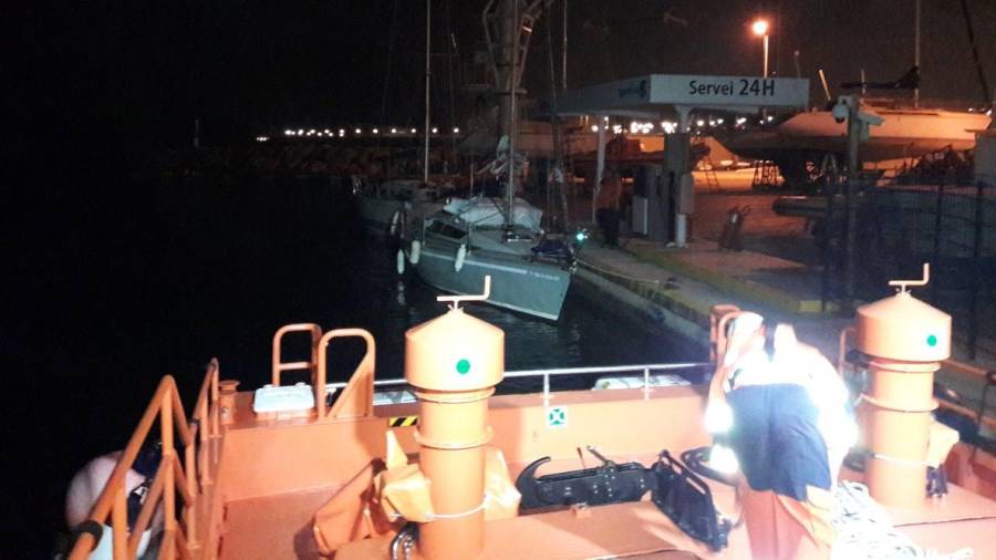 La Salvamar en el Club Nàutic de Tarragona esta madrugada. Detrás, el velero rescatado.