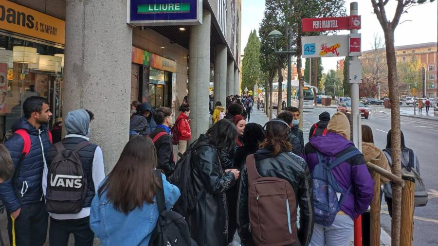 Usuarios de la línea 42, esperando el bus de las 8.20h que no ha pasado. Foto: Norián Muñoz