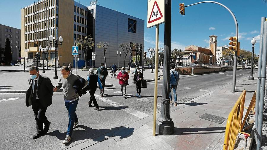 Este es uno de los pocos pasos de peatones del centro de la ciudad que no están adaptados. FOTO: PERE FERRÉ