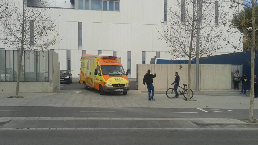 Amigos del herido lo querían ver en el momento de salir la ambulancia de la comisaría. FOTO: àngel juanpere