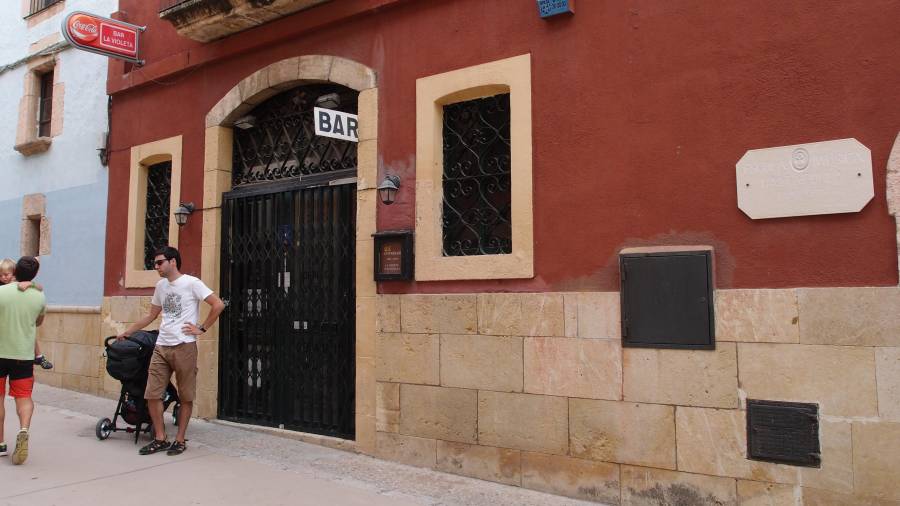 El bar del Casal La Violeta, amb façana al carrer de l’Hostal. FOTO: JOAN BORONAT