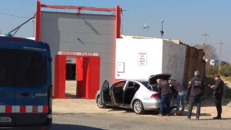 Agentes de los Mossos registrado el coche del supuesto cabecilla en presencia del letrado de la administración de justicia. FOTO: À. J.