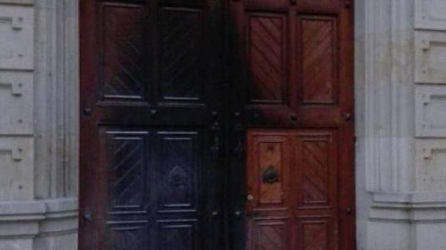 La puerta del Ayuntamiento de l'Hospitalet de Llobregat, chamuscada