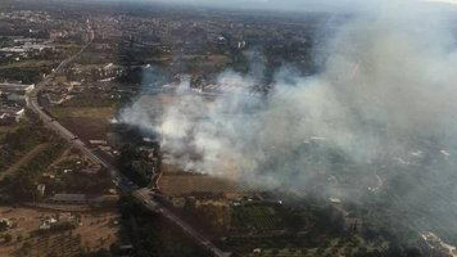 Imatge aèria de la columna de fum del primer incendi. Foto: Bombers de la Generalitat