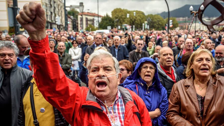 Los pensionistas vizcaínos se concentraron, como cada lunes, en Bilbao en demanda de unas pensiones públicas dignas.