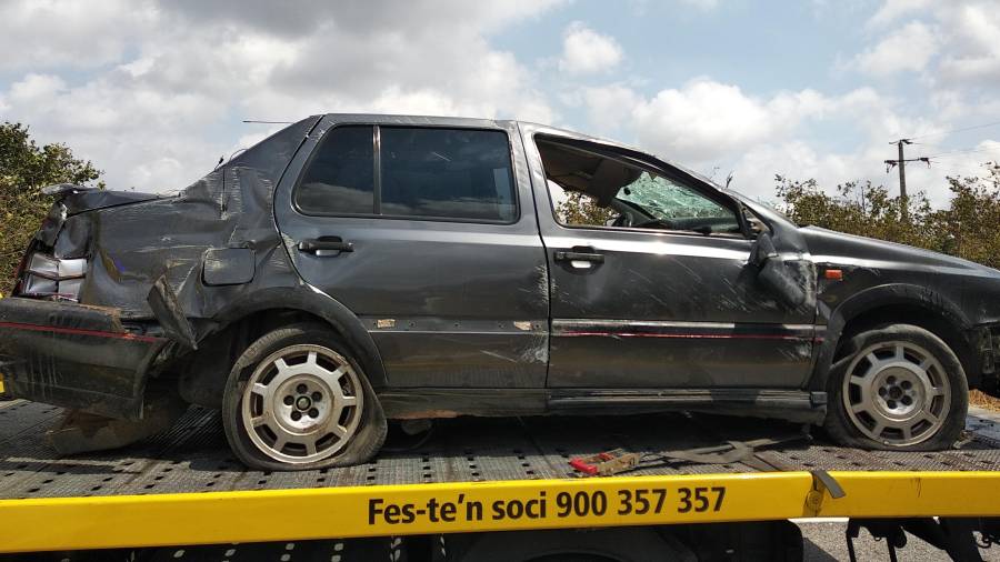 El cotxe accidentat dalt de la grua. Foto: Àngel Juanpere