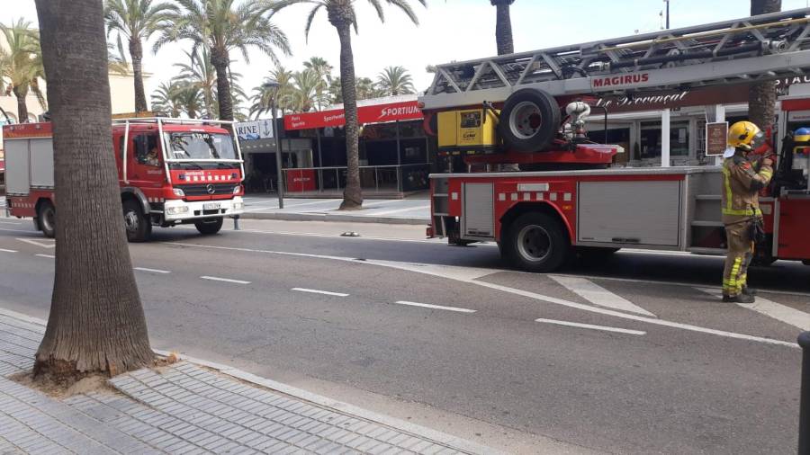 Bombers trabajan en el incendio y la Policía Local ha cortado el paseo Miramar, desde la calle Barcelona y paseo Jaume I. FOTO: DT