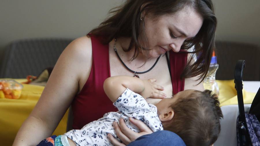 Los expertos remarcan los beneficios de la lactancia para el futuro del bebé. FOTO: EFE