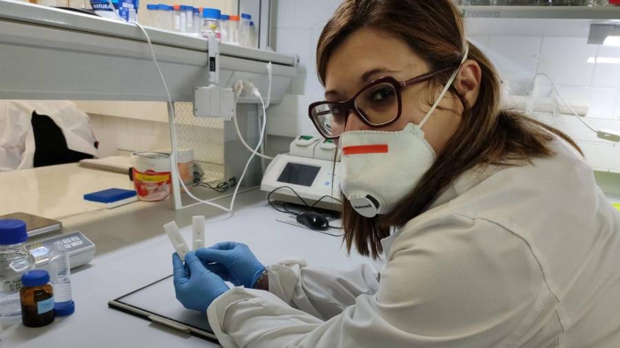Una de las investigadoras de la URV con los test de detección rápida diseñados durante la pandemia. FOTO: URV