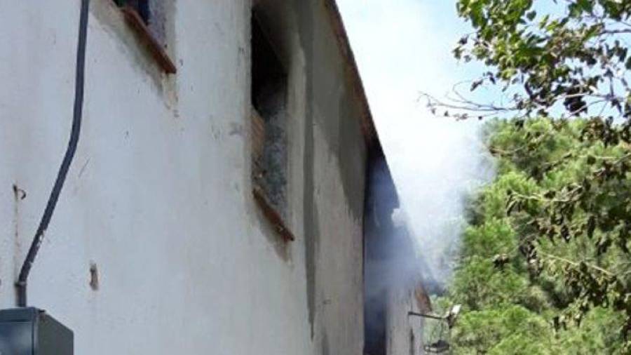 Imagen de las ventanas chamuscadas y el humo que todavía sale de una de ellas. FOTO: Bombers