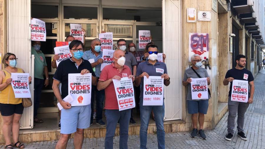Imatge de la concentració davant l'edifici dels sindicats, a Tortosa. Foto: M. Pallás