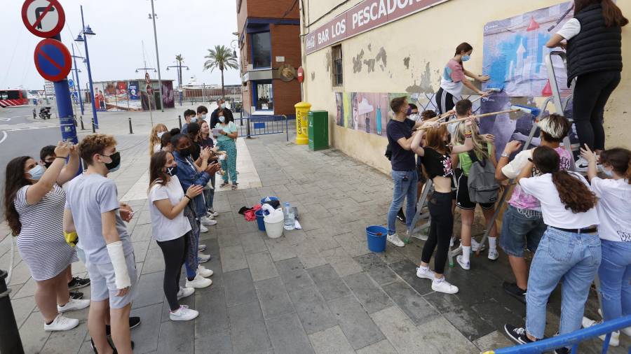 Los alumnos colocando sus carteles ayer en El Serrallo. FOTO: PERE FERRÉ