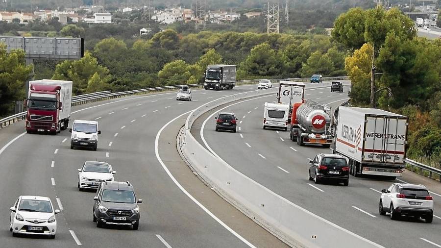 Camiones y turismos circulando por la AP-7 en su paso por el Tarragonès. Foto: ACN