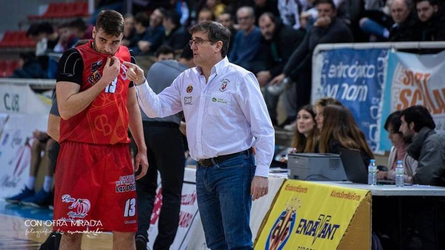 El técnico ebrense Jordi Adell da instrucciones a un jugador del Benicarló. FOTO: CON OTRA MIRADA