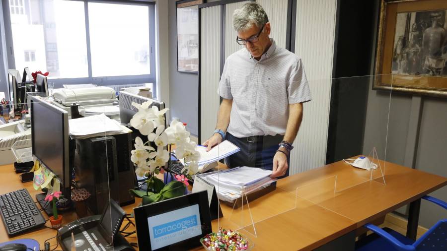 Javier Pérez, en su asesoría Tarracogest, en Tarragona. Aquí se ha notado el incremento de solicitudes. FOTO: PERE FERRÉ