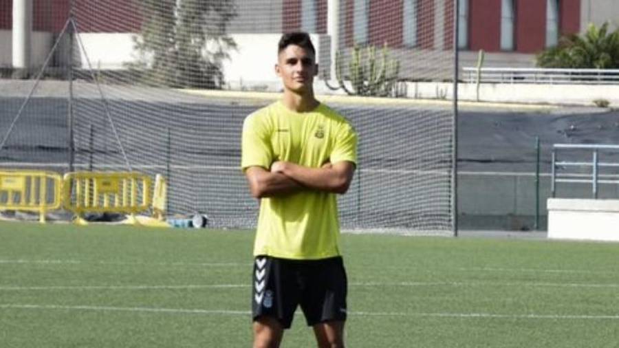 Cardona posa con la camiseta de entrenamiento de Las Palmas. Foto: Cedida