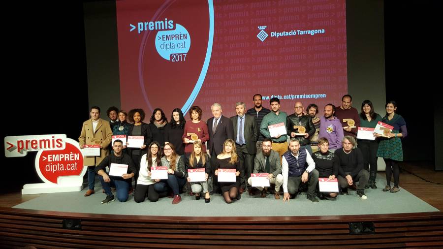 Foto de família dels premiats en aquesta edició dels Premis Emprèn de la Diputació.