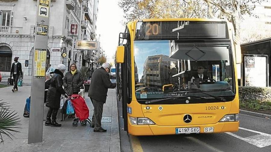 Imagen del autocar que cubre la línea 20. FOTO: Alba Mariné