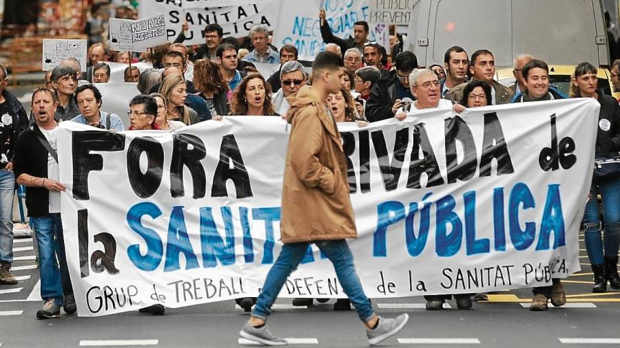 Una manifestación contra la privatización y los recortes en sanidad. Foto: Lluís Milián