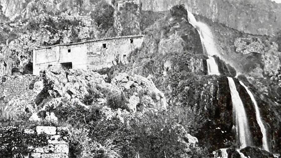 Imatge dels molins que hi havia a la vora de la central, l’any 1904. FOTO: Centre Excursionista de Catalunya / Cedida