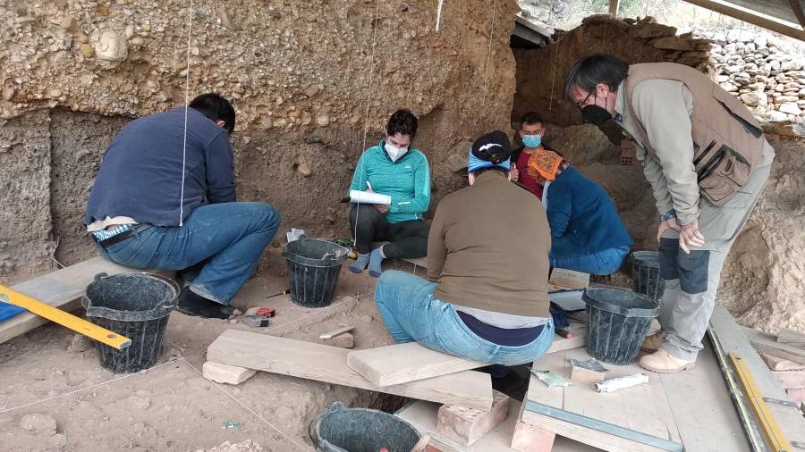 Els dos codirectors de l’excavació junt amb els alumnes que han participat en els treballs arqueològics. FOTO: ÀNGEL JUANPEREPEDRES CORRESPONENTS AL QUE SEMBLEN UNS VESTIGIS D’ASSENTAMENT HUMÀ DINS L’ABRIC DEL MOLÍ DEL SALT. FOTO: ÀNGEL JUANPERE