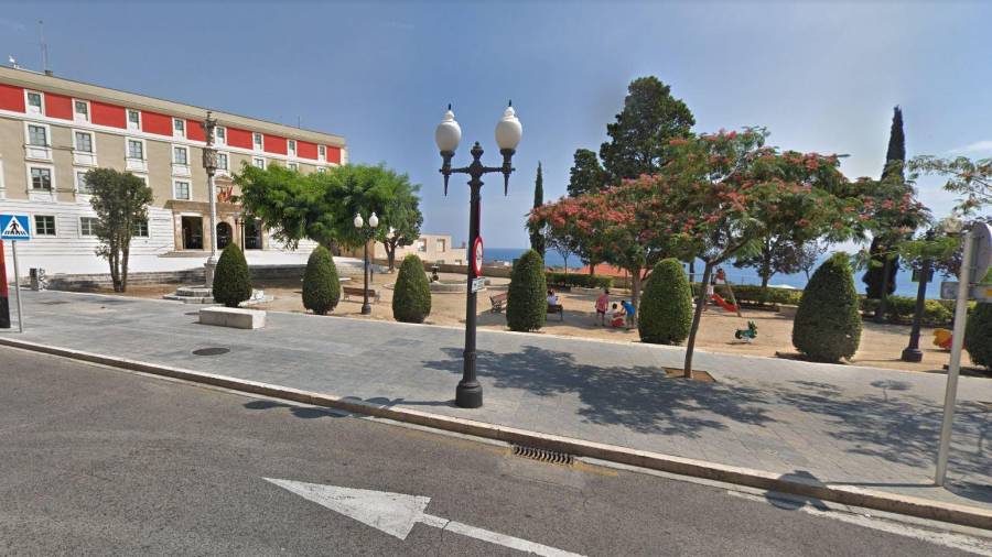 La víctima se encontraba sentada en un banco del Passeig de Sant Antoni de Tarragona. FOTO: DT