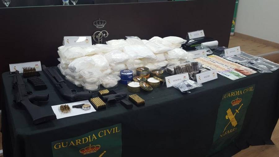 Droga y armas decomisado durante la operación policial. Foto: dt