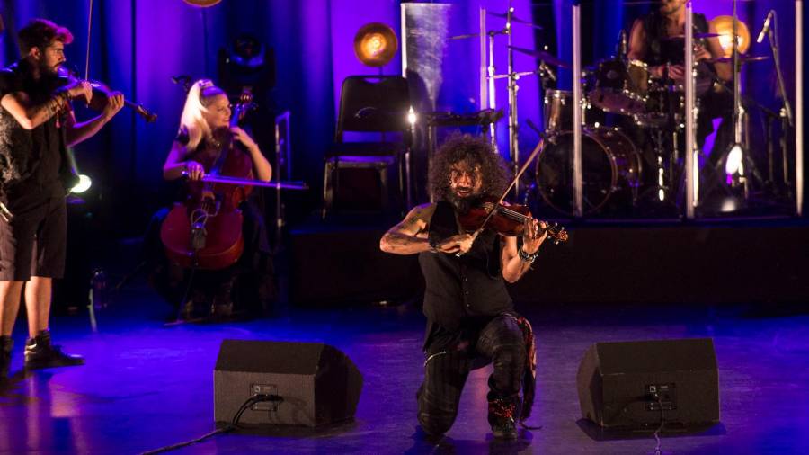 El violinista Ara Malikian, durant l’actuació de dilluns a la nit al Teatre Auditori Felip Pedrell de Tortosa. FOTO: Joan Revillas