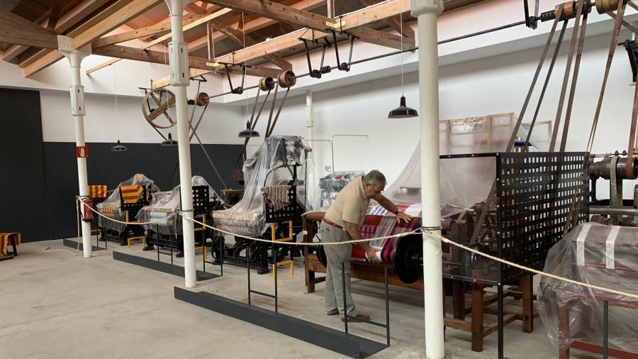 L’alcalde del Pla de Santa Maria, Mateu Montserrat, a l’interior de l’antiga fàbrica tèxtil que ja quasi té la nova museització a punt, amb una de les màquines exposades. FOTO: J. G.