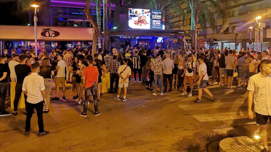 Imagen de lsábado con decenas de personas en la calle CarlesBuïgas. FOTO: DT
