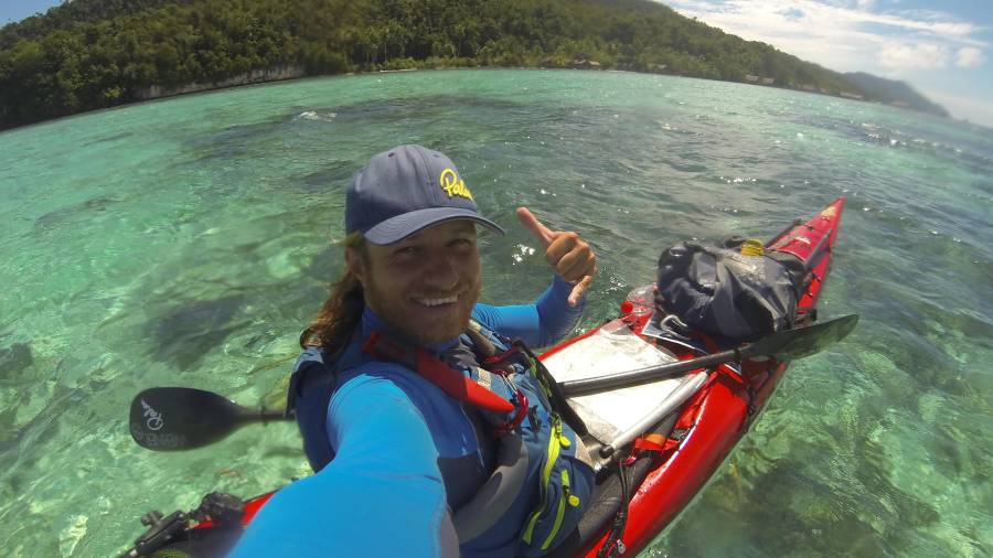 L'aventurer taragoní Rai Puig durant la seva travessia en caiac de mar per la illa de Papua. Foto: Cedida.