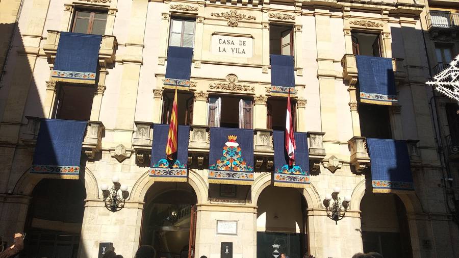 La façana de l’ajuntament ja llueix des d’ahir els nous domassos, col·locats per les Candeles de Valls. foto: àngel juanpere