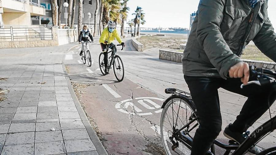 El carril bici de la zona de Llevant del Passeig Marítim, desde la Torre de l’Esquirol hasta Salou, presenta tramos bastante deteriorados. FOTO: Alba Mariné