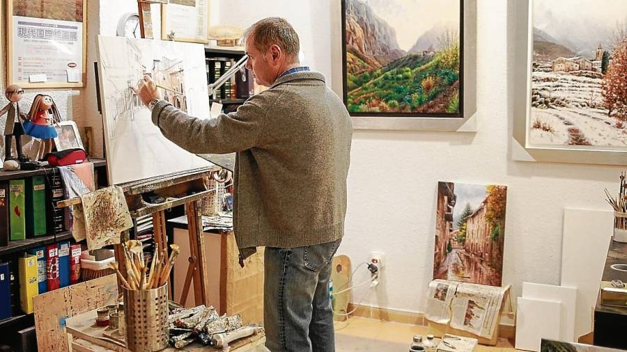 Jordi Isern, concentrado, trabajando en su estudio de Alcover. FOTO: Fabián Acidres