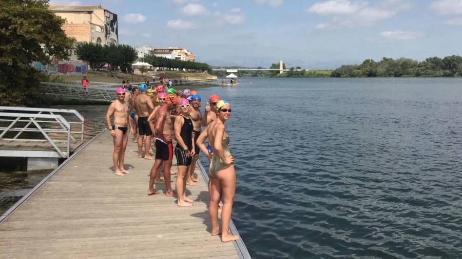 Los participantes de la travesía, justo antes de tomar la salida en el río Ebre a su paso por Amposta en la edición de 2019. FOTO: DT