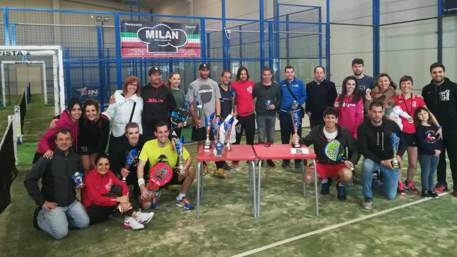 Foto de familia de ganadores y finalistas tras el torneo. FOTO: Federació Catalana de Pádel