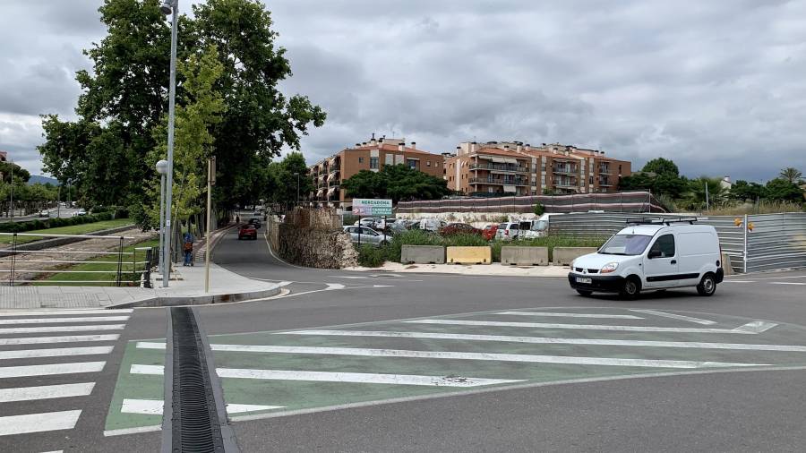 Aspecto actual del cruce entre la avenida Baix Camp y la avenida Adelaida. FOTO: C.SIERRA