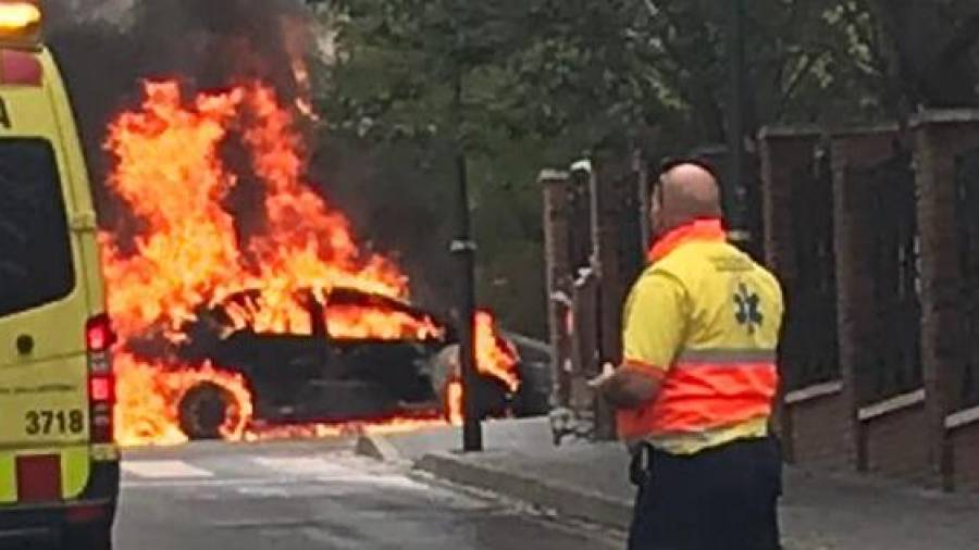 Imagen del coche en llamas esta mañana de lunes. FOTO: DT