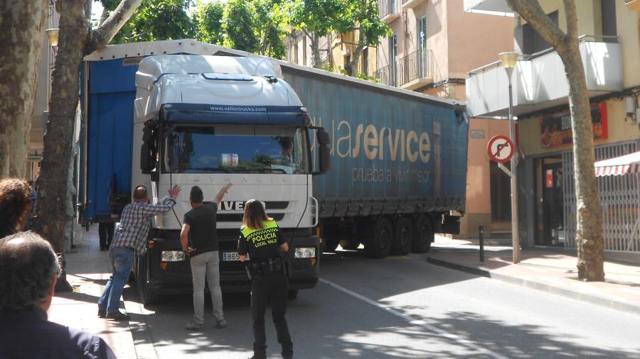 El camió, enganxat quan intentava incorporar-se a la carretera de Montblanc, a Valls. Juan Franco Crespo