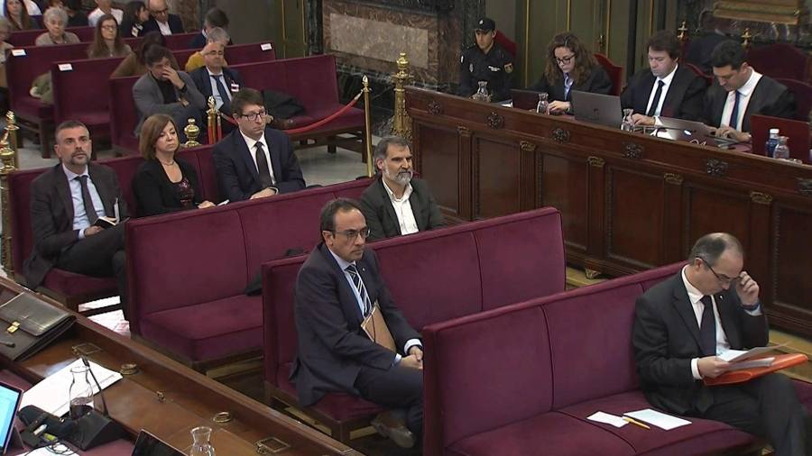 En la parte inferior de la foto, Josep Rull y Jordi Turull, durante una sesión del juicio del Procés. FOTO: efe