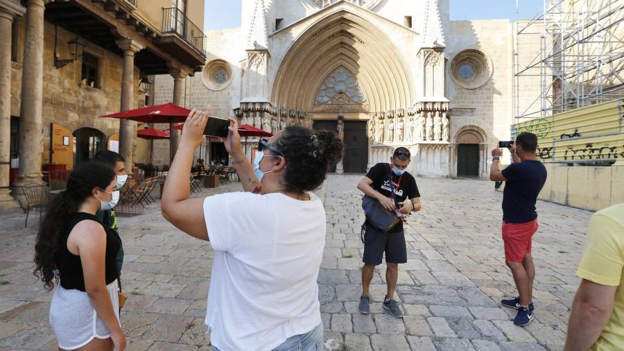 Un grupo de turistas sacando unas fotos delante de la Catedral de Tarragona. FOTO: PERE FERRÉ/DT